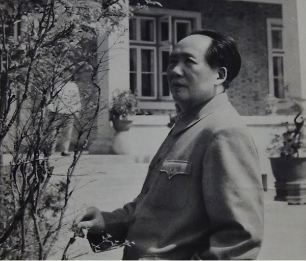 永信证券 1958年李银桥陪毛主席在南宁冬泳，毛主席：三峡大坝是我一大心病