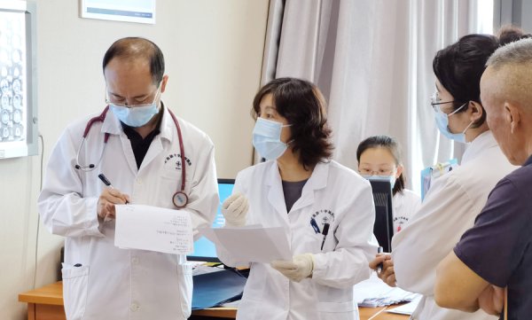 佳禾资本 饮食不洁险酿大祸！男子腹泻发烧后又陷“精神崩溃”……